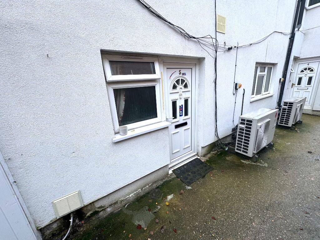 Main image of property: Hazelbury Crescent, Luton, Bedfordshire, LU1