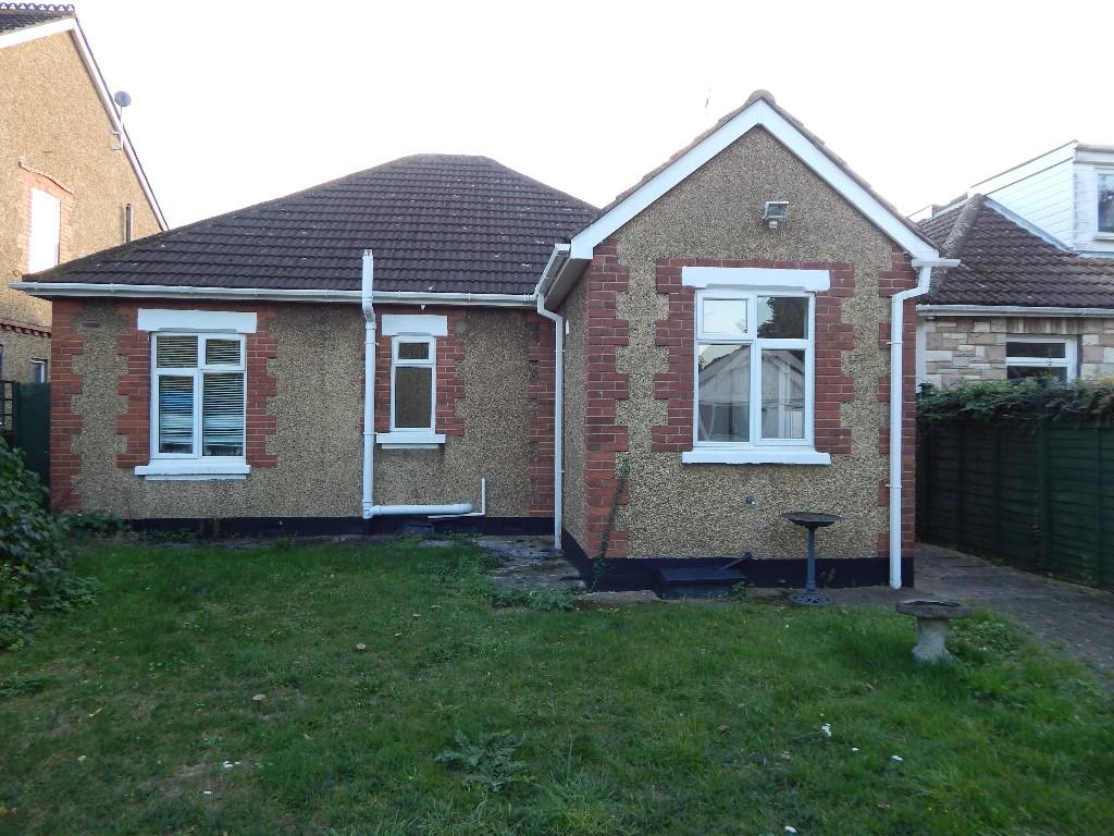 3 bedroom detached bungalow for rent in Toddington Road, Luton