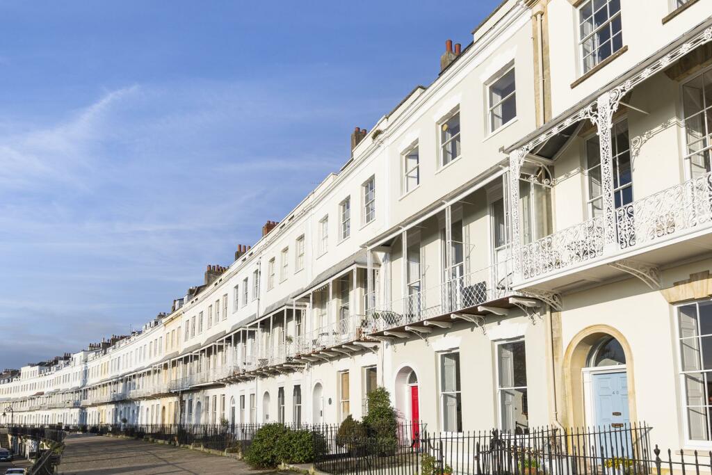 1 bedroom flat for rent in Royal York Crescent, Clifton, BS8