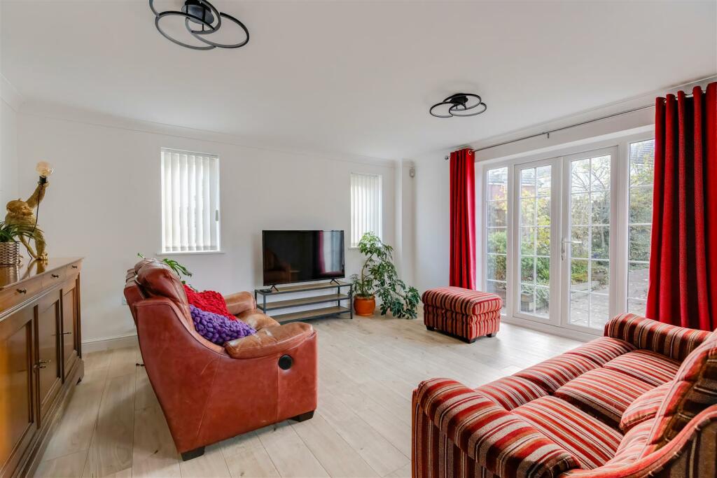 Additional property image - 11 Clos Y Fulfran, Barry, Vale Of Glamorgan, CF62 5DG