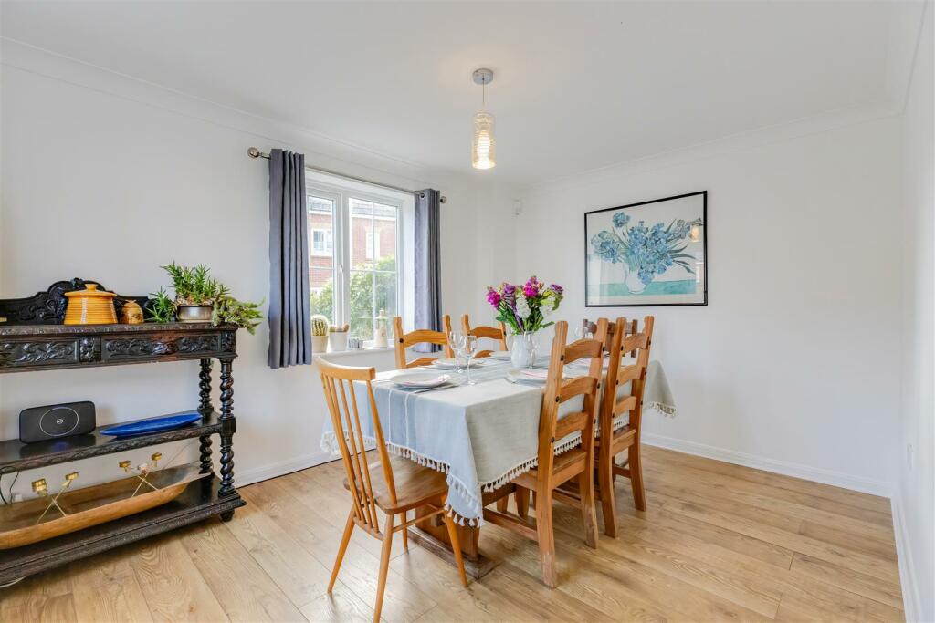 Additional property image - 11 Clos Y Fulfran, Barry, Vale Of Glamorgan, CF62 5DG