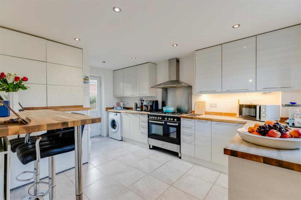 Additional property image - 11 Clos Y Fulfran, Barry, Vale Of Glamorgan, CF62 5DG