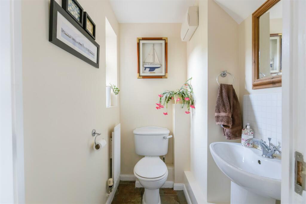 Additional property image - 11 Clos Y Fulfran, Barry, Vale Of Glamorgan, CF62 5DG