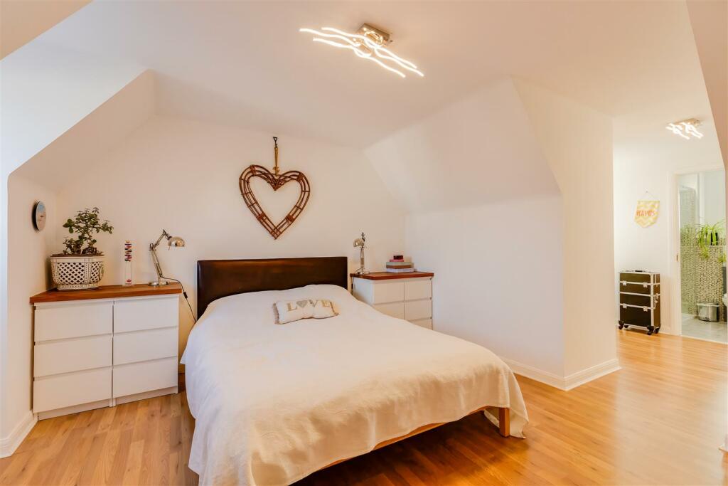 Additional property image - 11 Clos Y Fulfran, Barry, Vale Of Glamorgan, CF62 5DG