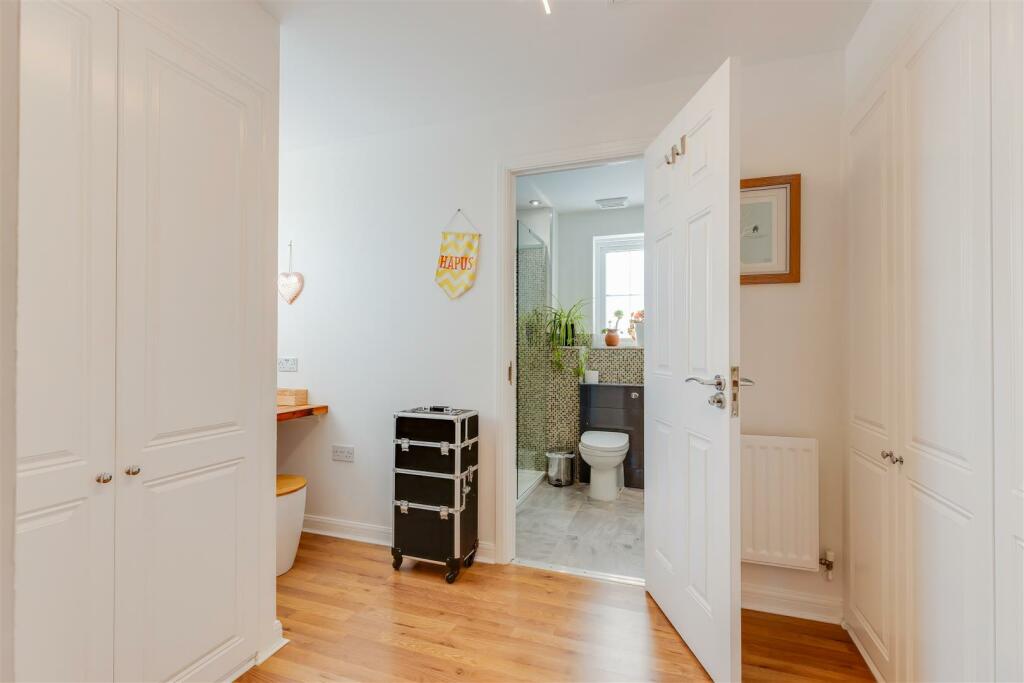 Additional property image - 11 Clos Y Fulfran, Barry, Vale Of Glamorgan, CF62 5DG