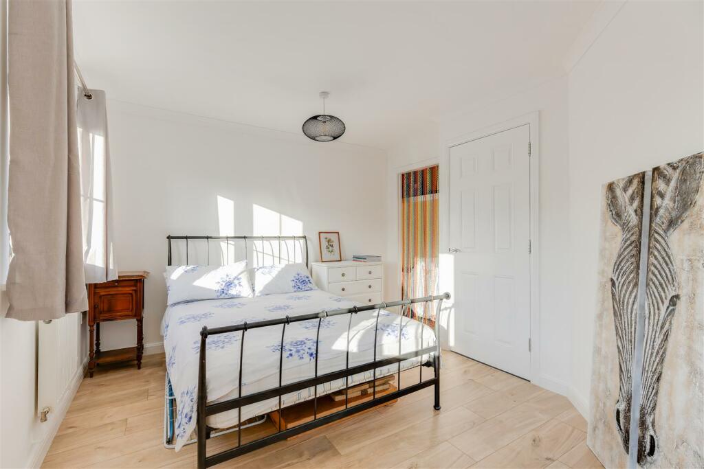 Additional property image - 11 Clos Y Fulfran, Barry, Vale Of Glamorgan, CF62 5DG