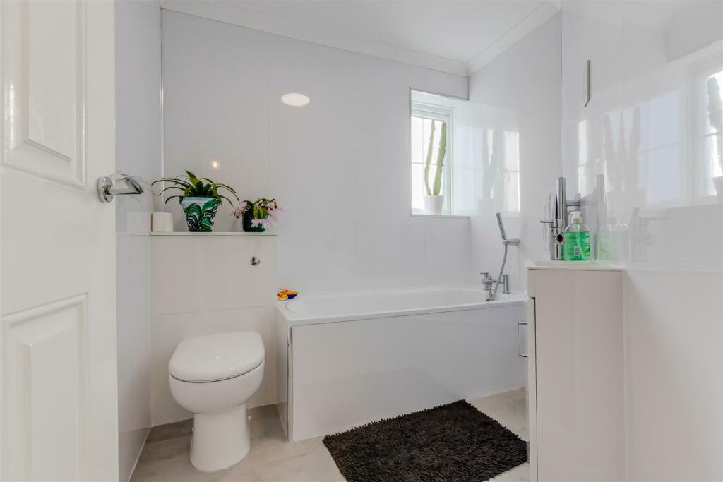 Additional property image - 11 Clos Y Fulfran, Barry, Vale Of Glamorgan, CF62 5DG
