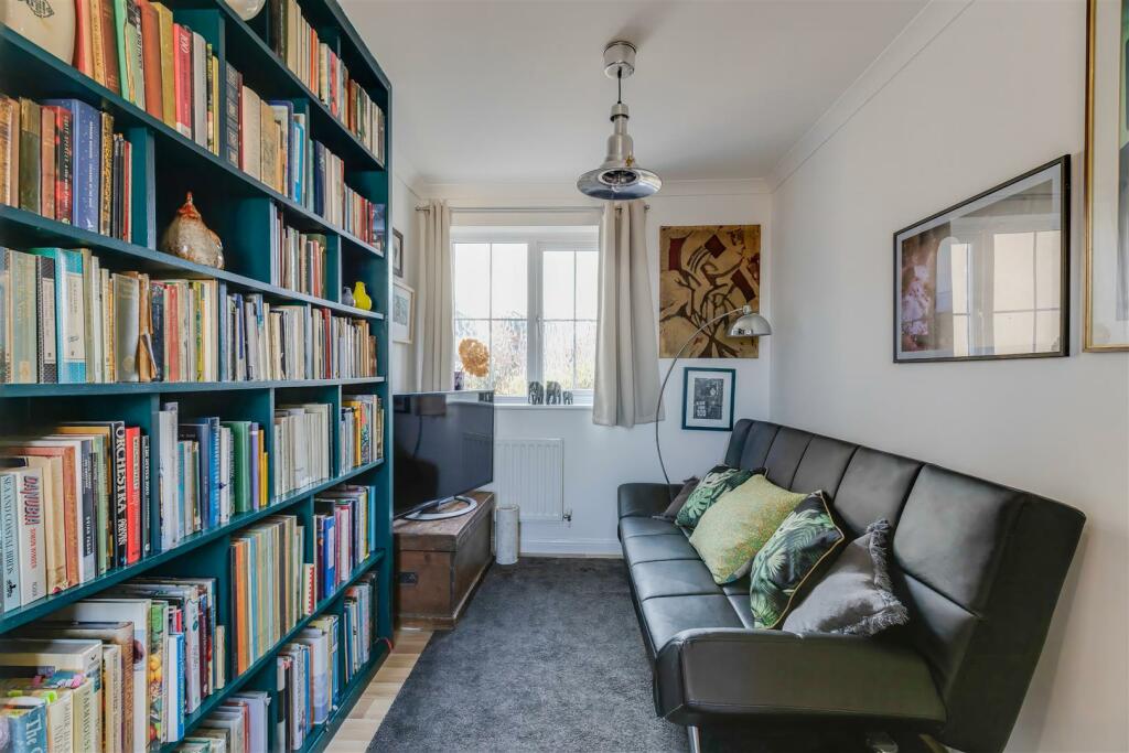 Additional property image - 11 Clos Y Fulfran, Barry, Vale Of Glamorgan, CF62 5DG