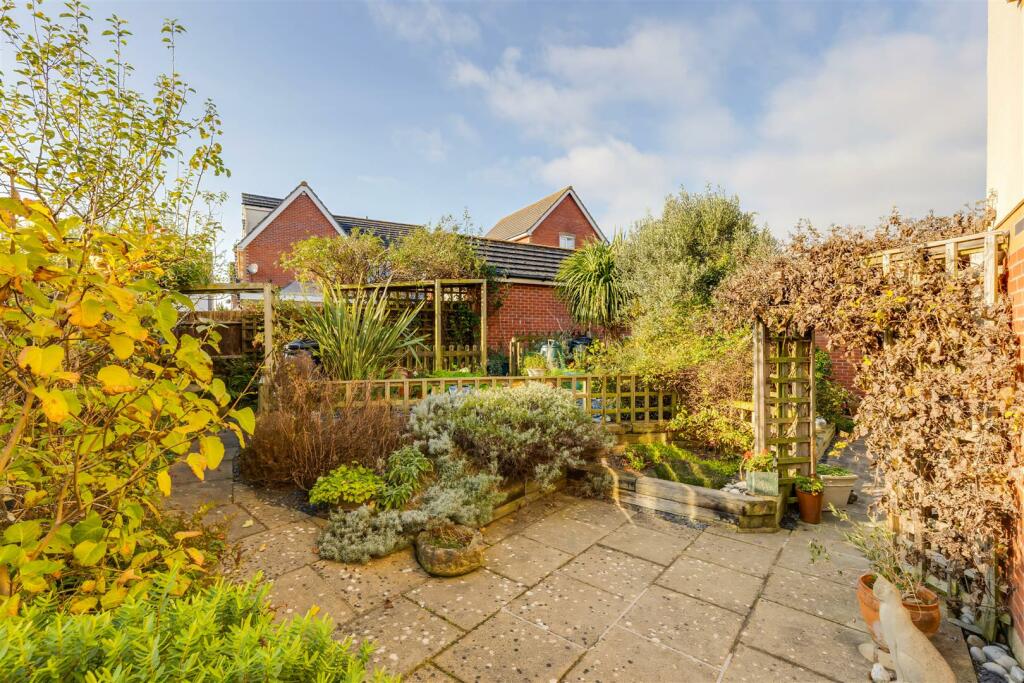 Additional property image - 11 Clos Y Fulfran, Barry, Vale Of Glamorgan, CF62 5DG
