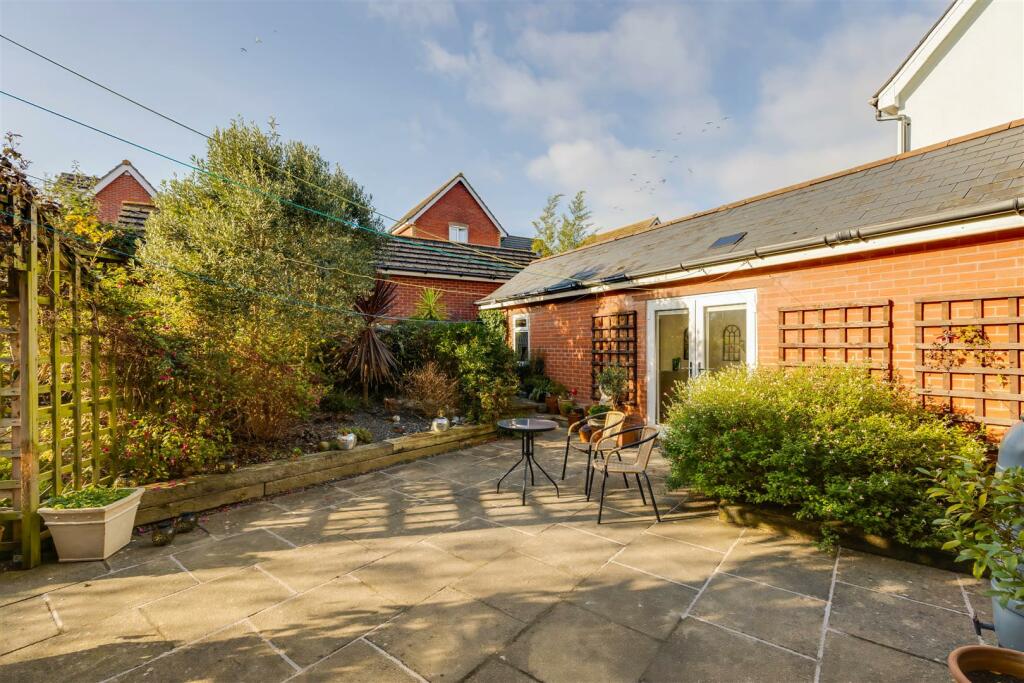 Additional property image - 11 Clos Y Fulfran, Barry, Vale Of Glamorgan, CF62 5DG