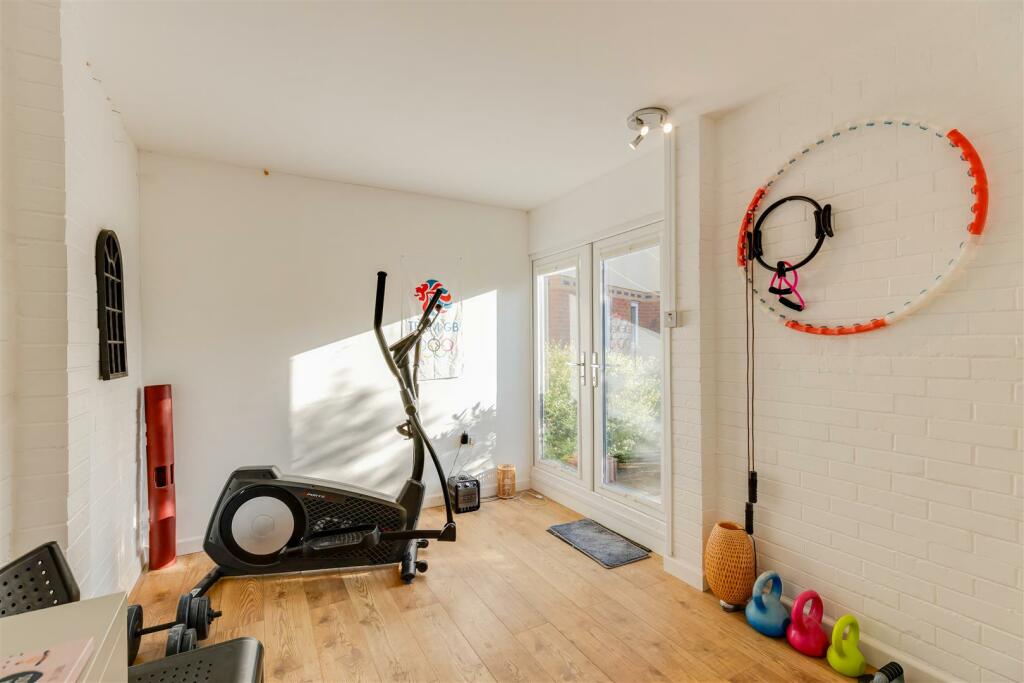 Additional property image - 11 Clos Y Fulfran, Barry, Vale Of Glamorgan, CF62 5DG