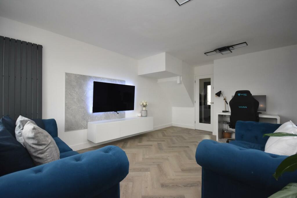 Additional property image - 8 Custom House Place, Penarth, CF64 1TP