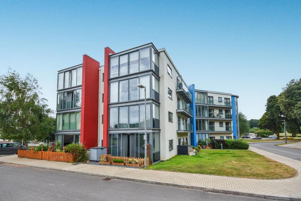 Main image of property: 23 Woodlands, Hayes Point, Sully, CF64 5QE