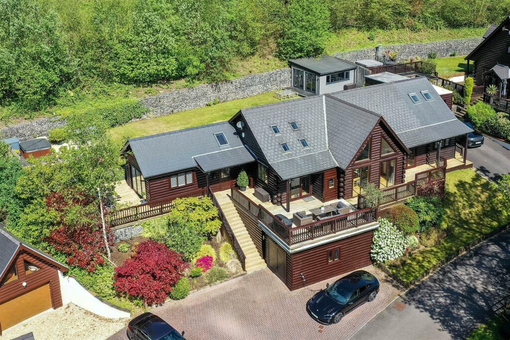 4 bedroom detached house for sale in Oakmead Road, Llanharan, CF72 9FB