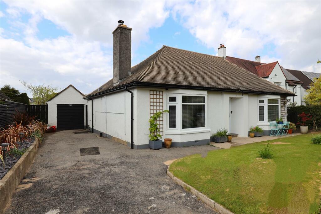 3 bedroom detached bungalow for sale in Broadway, Llanblethian