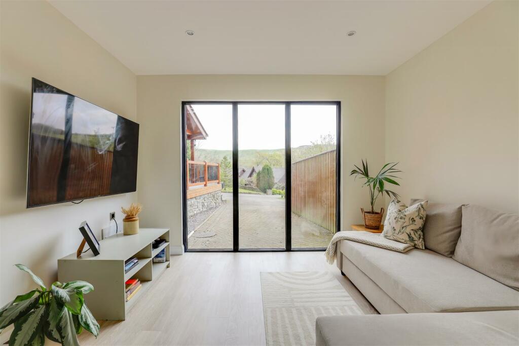 Additional property image - Oakmead Road, Llanharan, Pontyclun, Rhondda Cynon Taff, CF72 9FB
