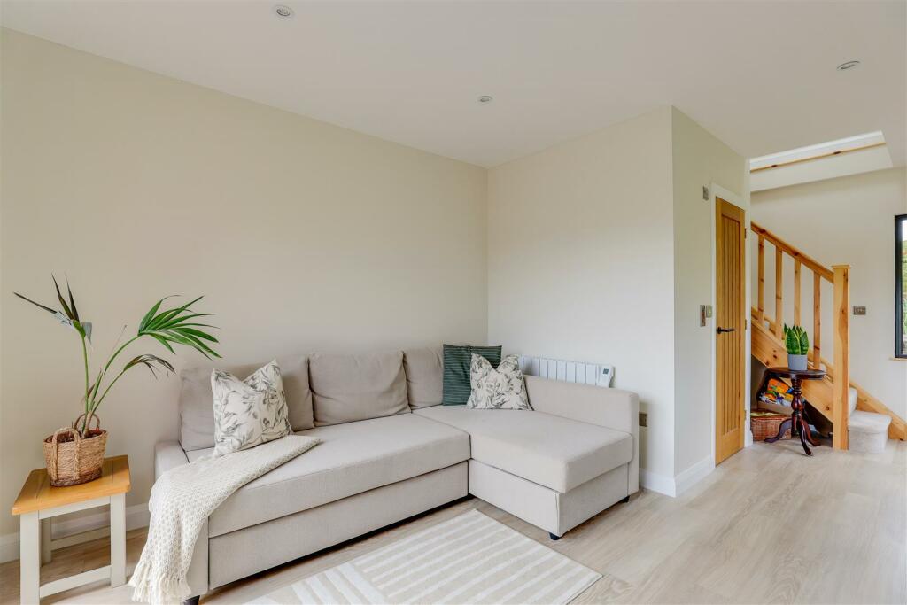 Additional property image - Oakmead Road, Llanharan, Pontyclun, Rhondda Cynon Taff, CF72 9FB