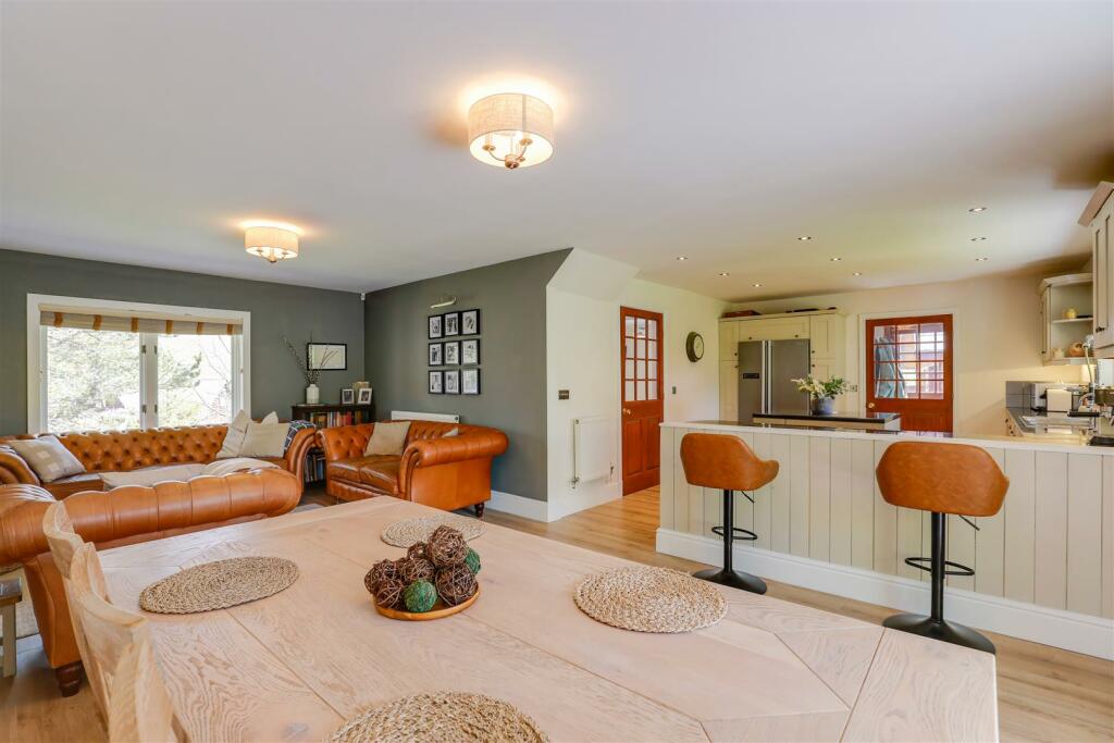 Additional property image - Oakmead Road, Llanharan, Pontyclun, Rhondda Cynon Taff, CF72 9FB