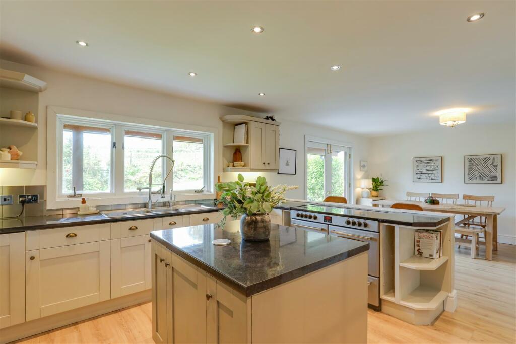 Additional property image - Oakmead Road, Llanharan, Pontyclun, Rhondda Cynon Taff, CF72 9FB
