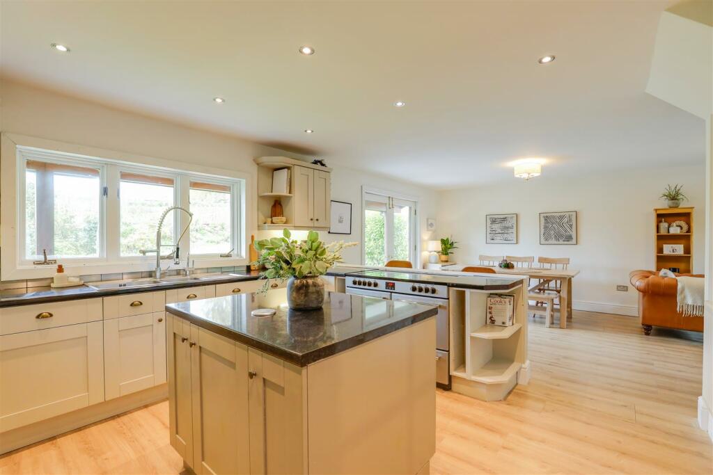 Additional property image - Oakmead Road, Llanharan, Pontyclun, Rhondda Cynon Taff, CF72 9FB
