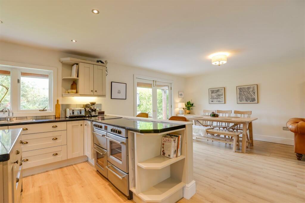 Additional property image - Oakmead Road, Llanharan, Pontyclun, Rhondda Cynon Taff, CF72 9FB