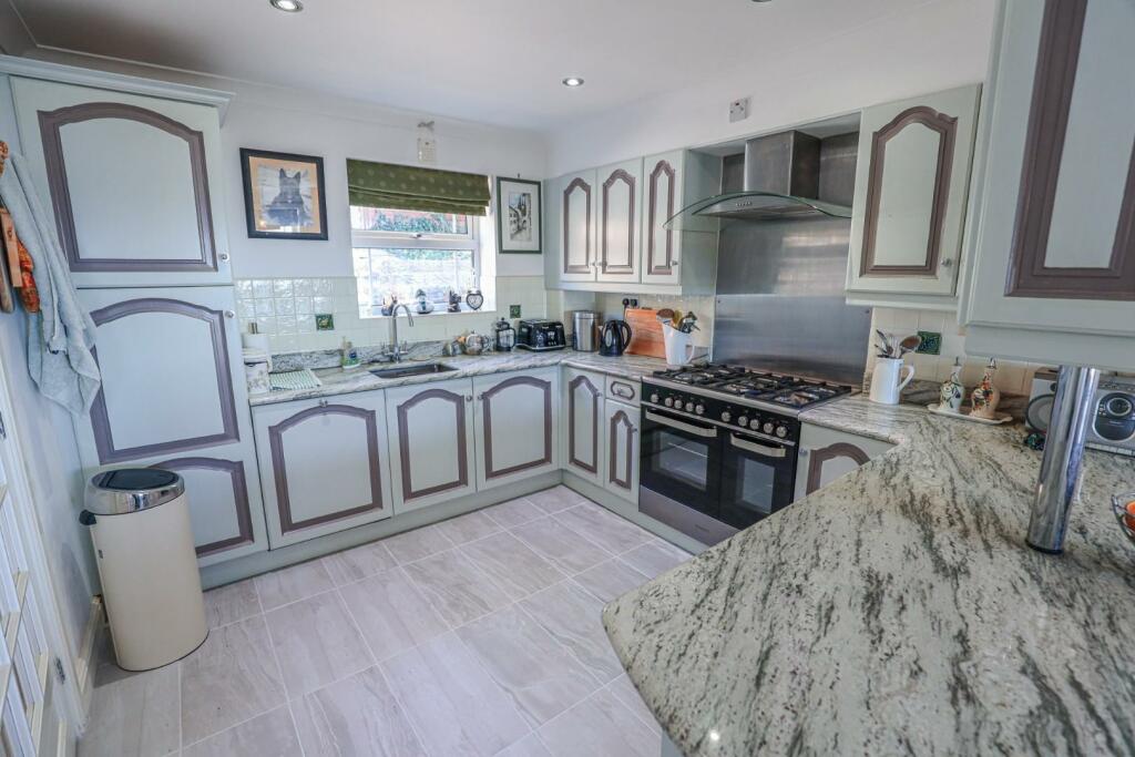 Additional property image - White Horses, Craig Yr Eos Road, Ogmore-By-Sea, Vale Of Glamorgan, CF32 0QN