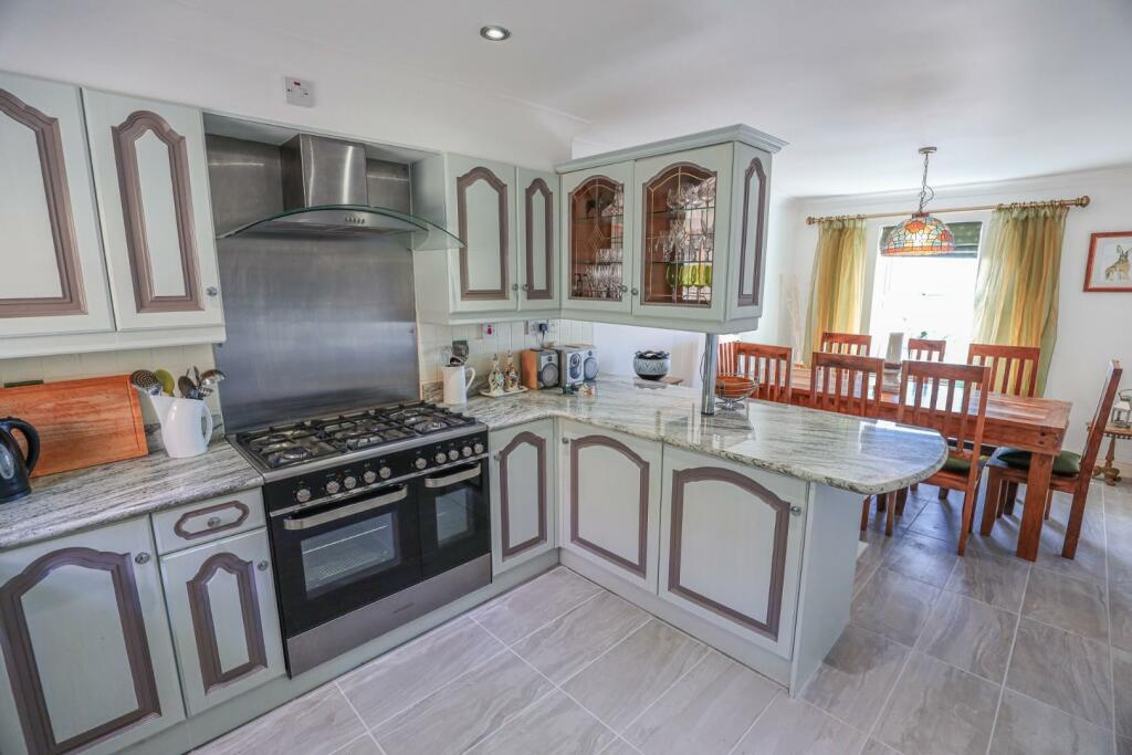 Additional property image - White Horses, Craig Yr Eos Road, Ogmore-By-Sea, Vale Of Glamorgan, CF32 0QN