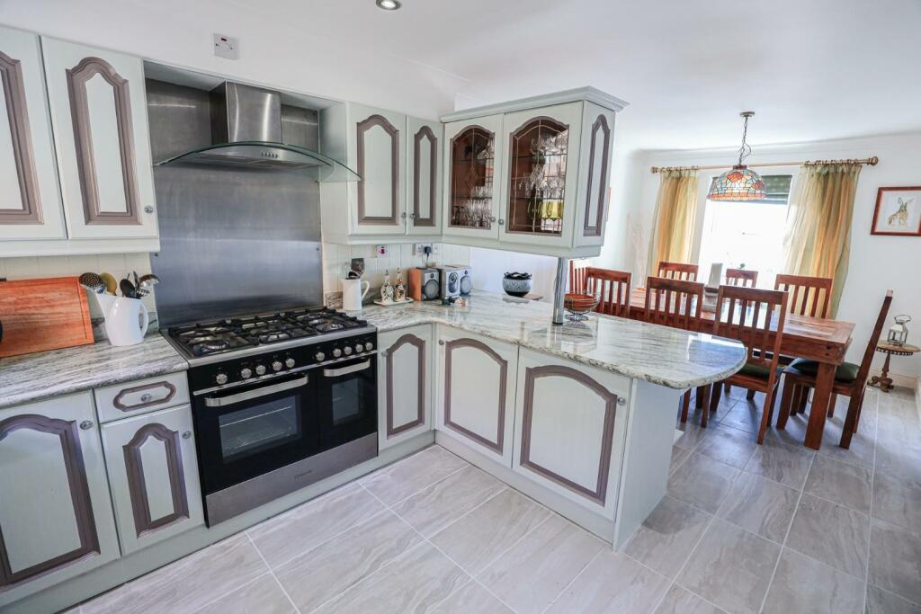 Additional property image - White Horses, Craig Yr Eos Road, Ogmore-By-Sea, Vale Of Glamorgan, CF32 0QN