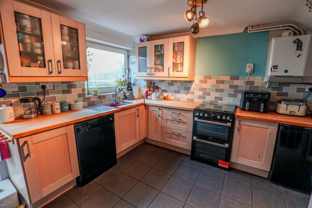 Additional property image - 2 Eurgan Close, Llantwit Major, Vale Of Glamorgan, CF61 1QY