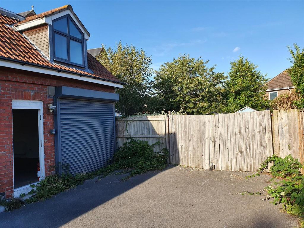 Commercial property for rent in Station Road, Shirehampton, Bristol, BS11