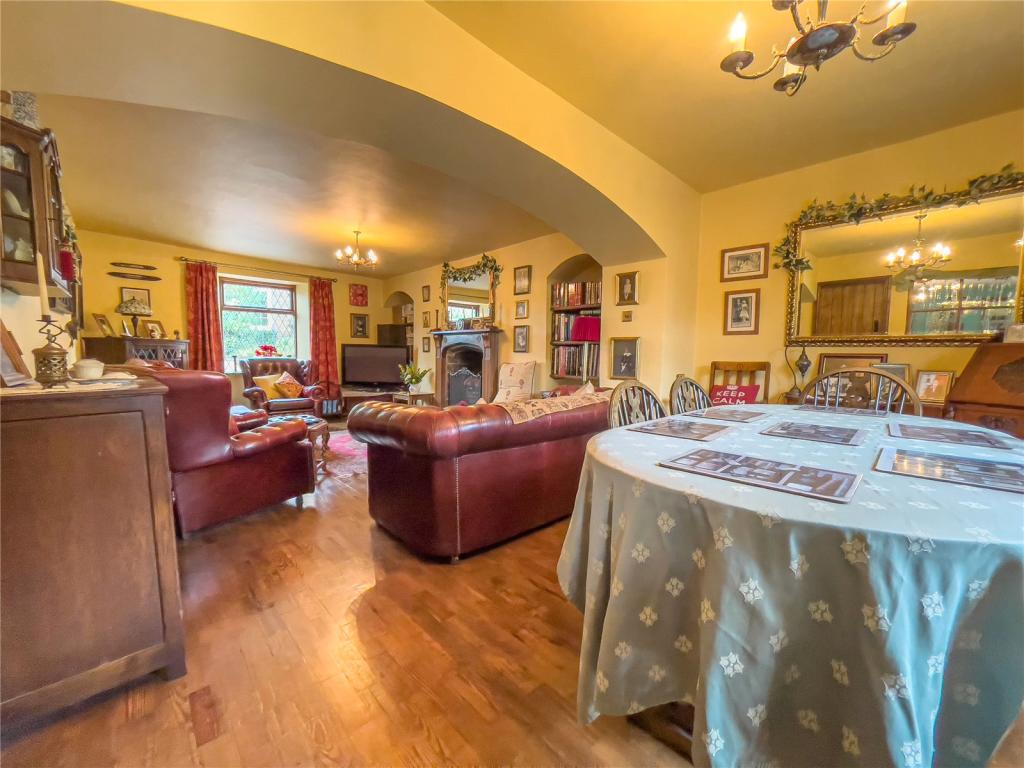 4 bedroom detached house for sale in Low Burgage, Winteringham