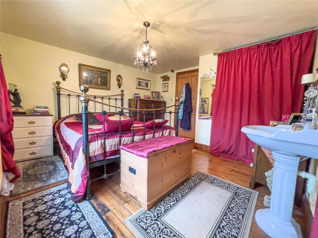 4 bedroom detached house for sale in Low Burgage, Winteringham