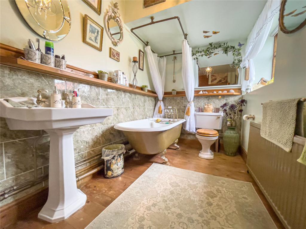 4 bedroom detached house for sale in Low Burgage, Winteringham