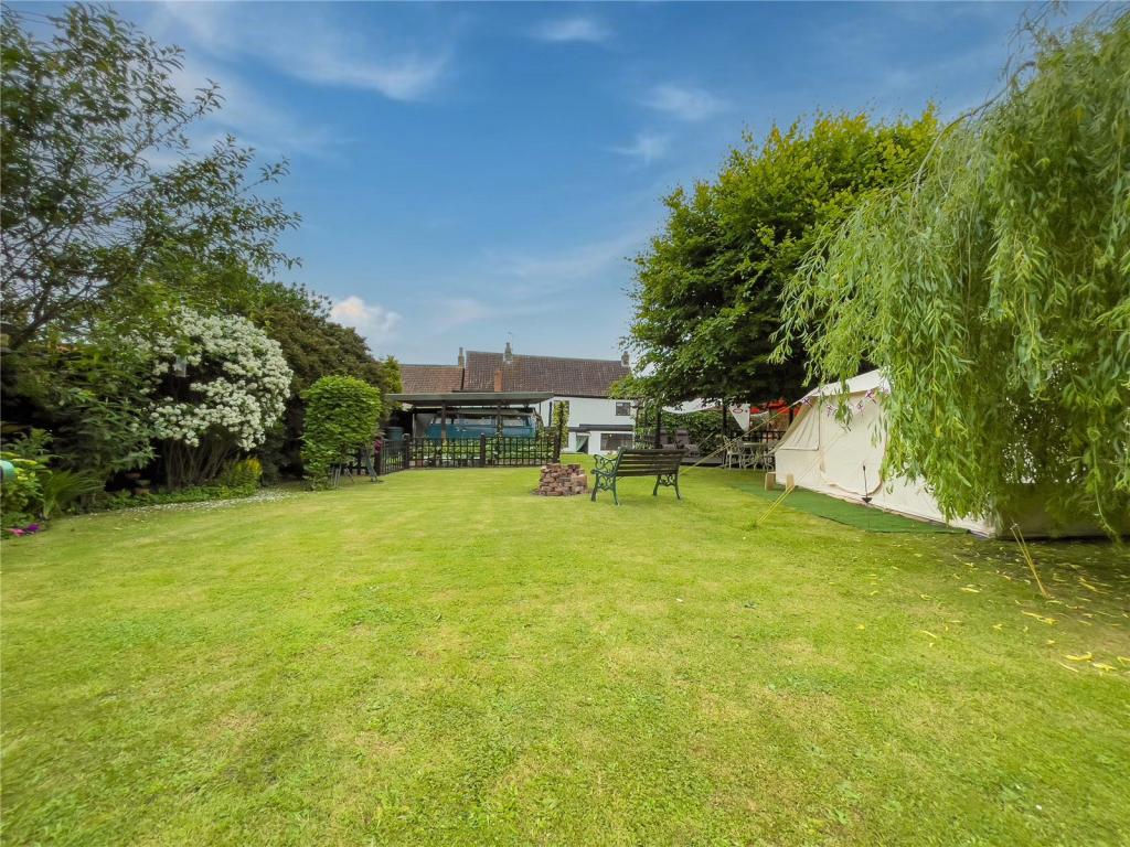 4 bedroom detached house for sale in Low Burgage, Winteringham