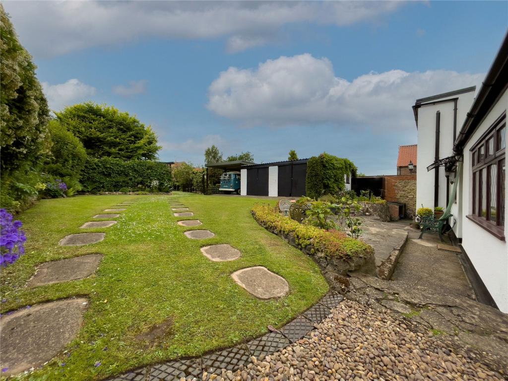 4 bedroom detached house for sale in Low Burgage, Winteringham