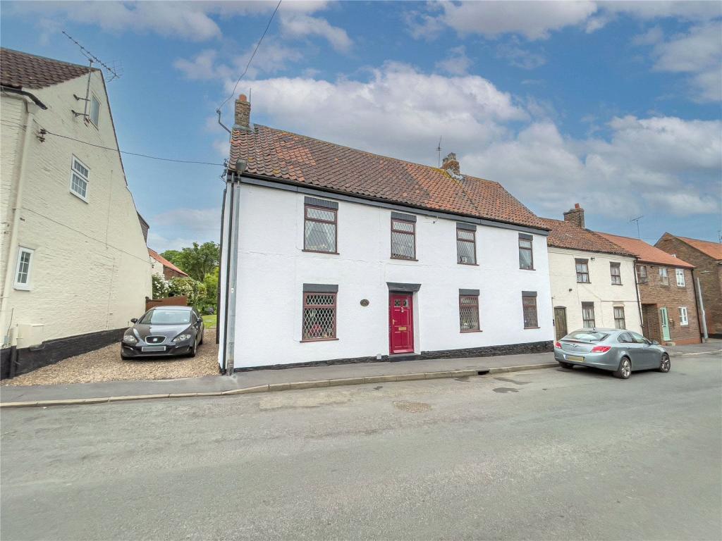 4 bedroom detached house for sale in Low Burgage, Winteringham