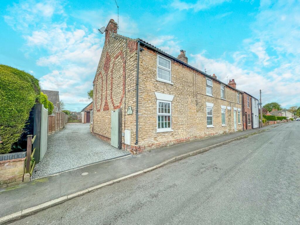 3 bedroom semidetached house for sale in Sowers Lane, Winterton, North