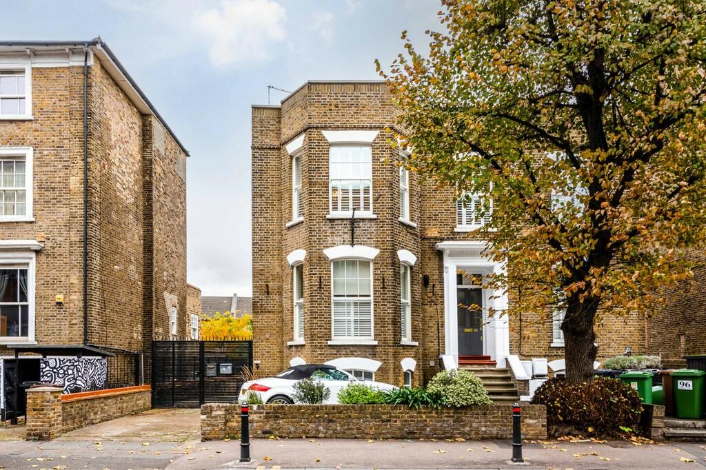 3 bedroom flat for sale in Dalston Lane, E8