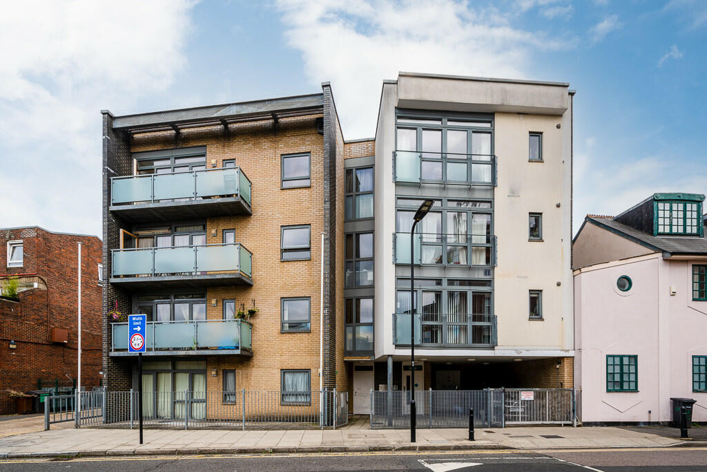 1 bedroom flat for rent in Bernard Hegarty Lodge, 81 Lansdowne Drive