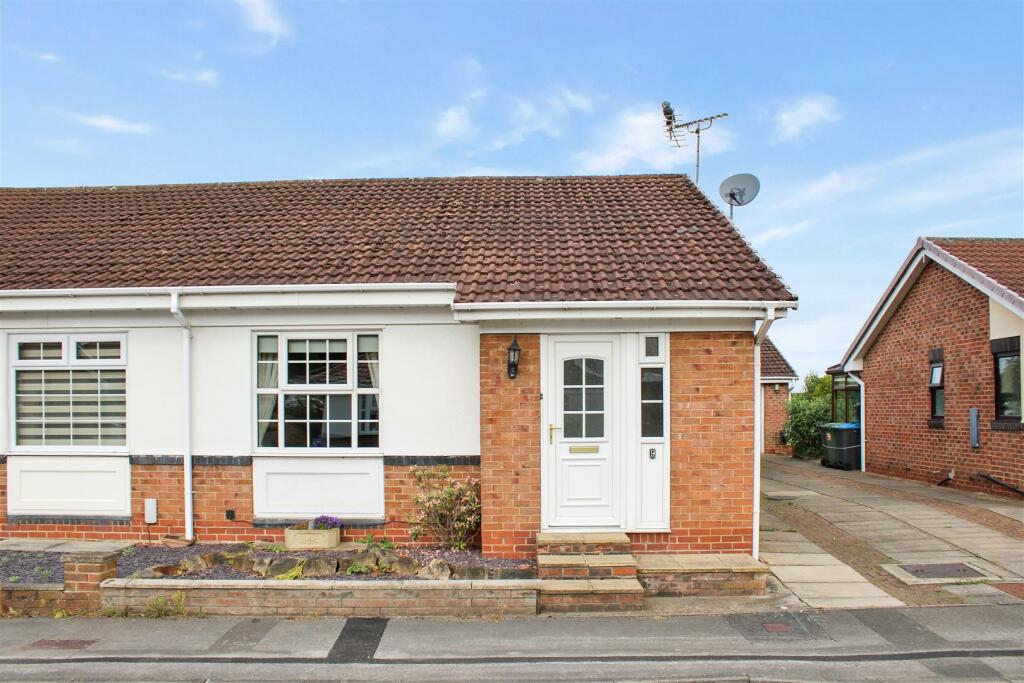 2 bedroom semidetached bungalow for sale in Fernwood Close, Brompton