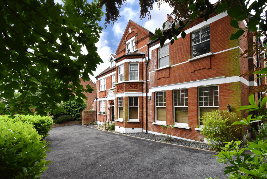 3 bedroom apartment for sale in Oaklands Road Bromley BR1