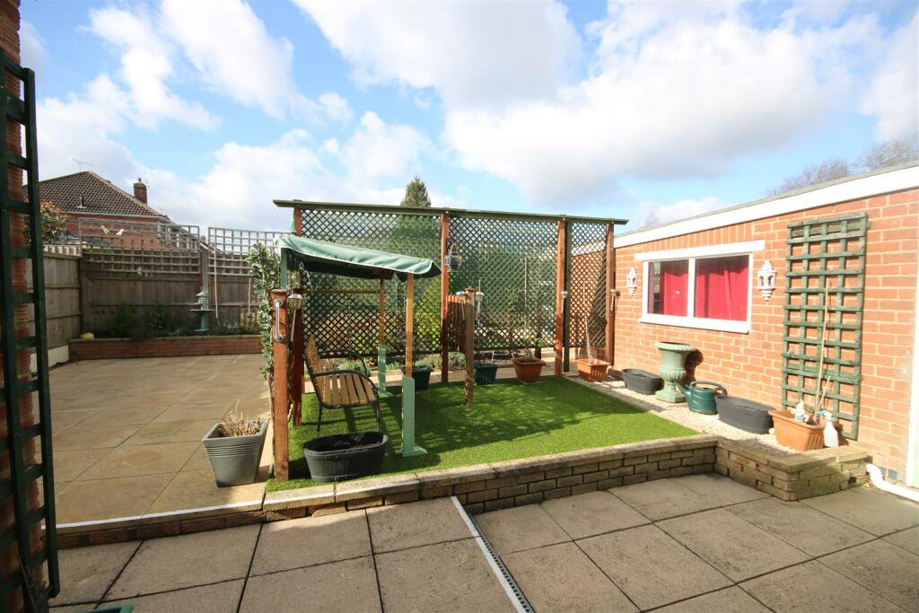 2 bedroom semidetached bungalow for sale in Glendon Gardens