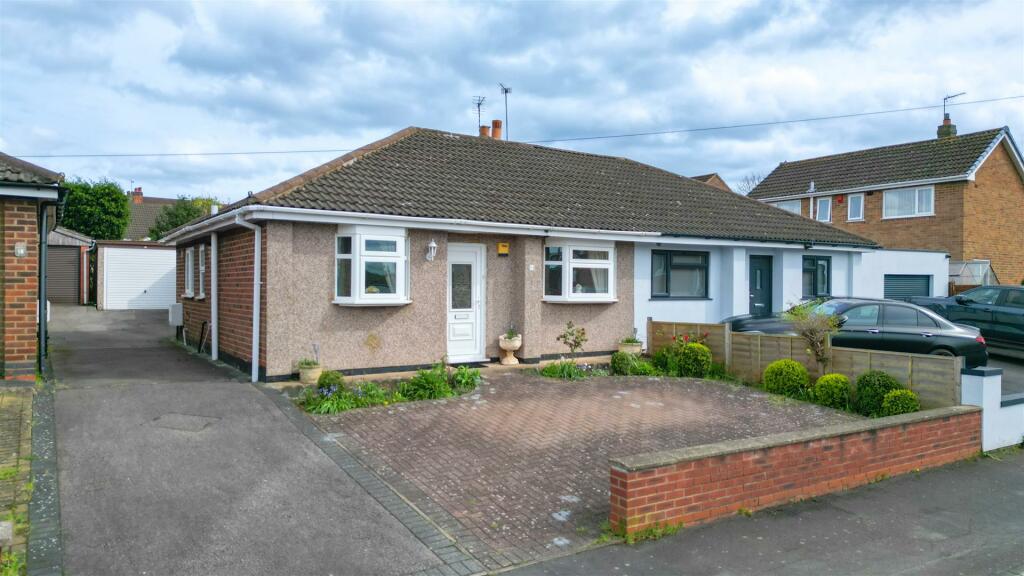 2 bedroom semidetached bungalow for sale in David Road, Exhall