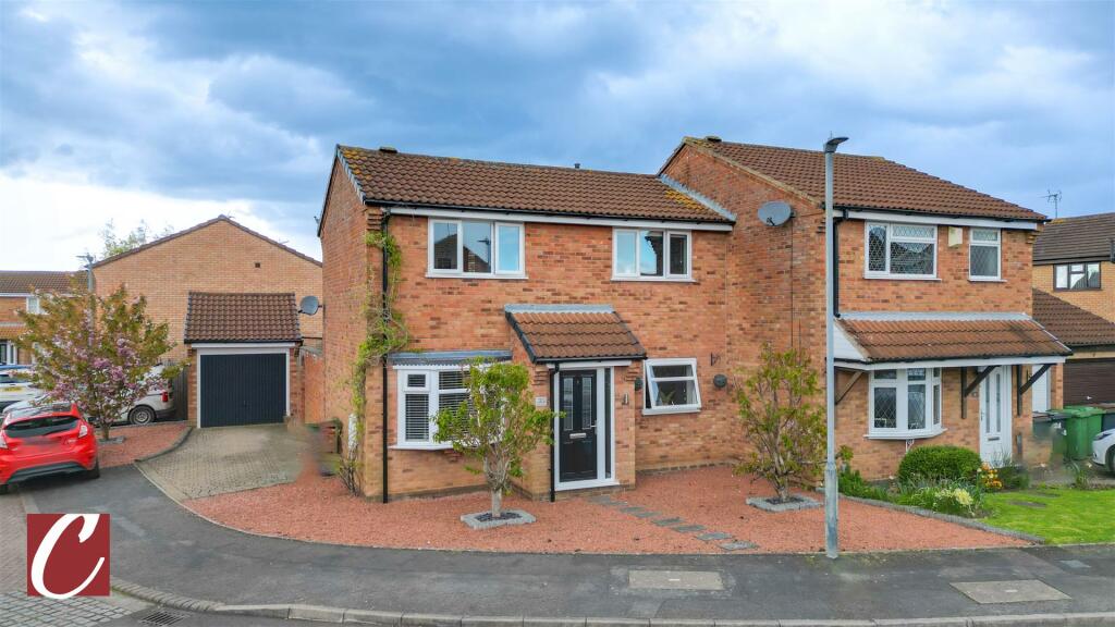 3 bedroom semidetached house for sale in Cheltenham Close, Bedworth, CV12
