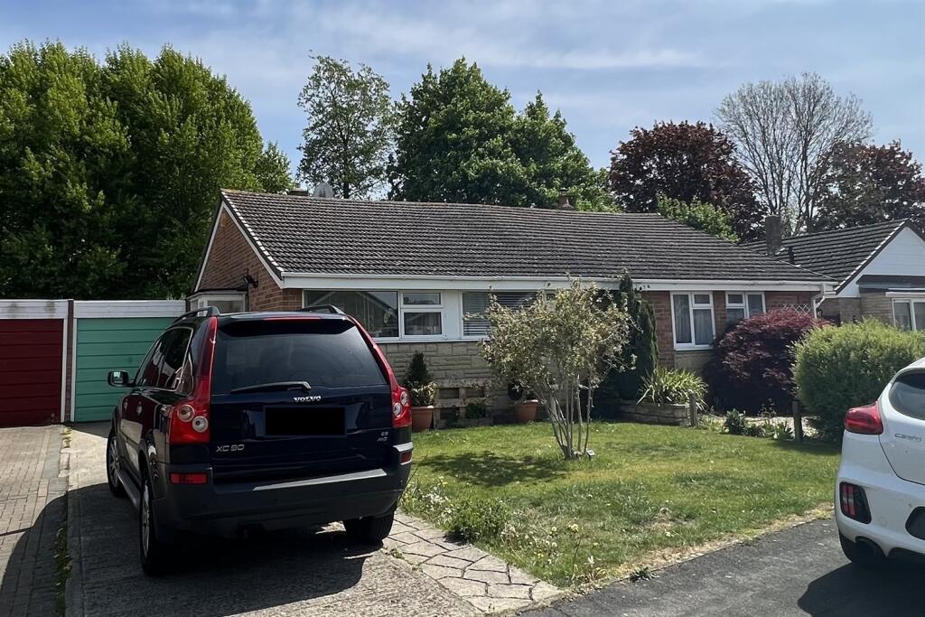 Main image of property: Hardwick Avenue, Kidlington, Kidlington, OX5