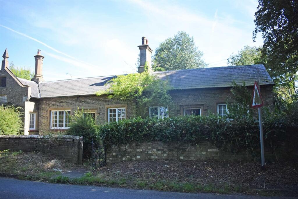 Main image of property: Almshouse, Park Lane, Old Knebworth
