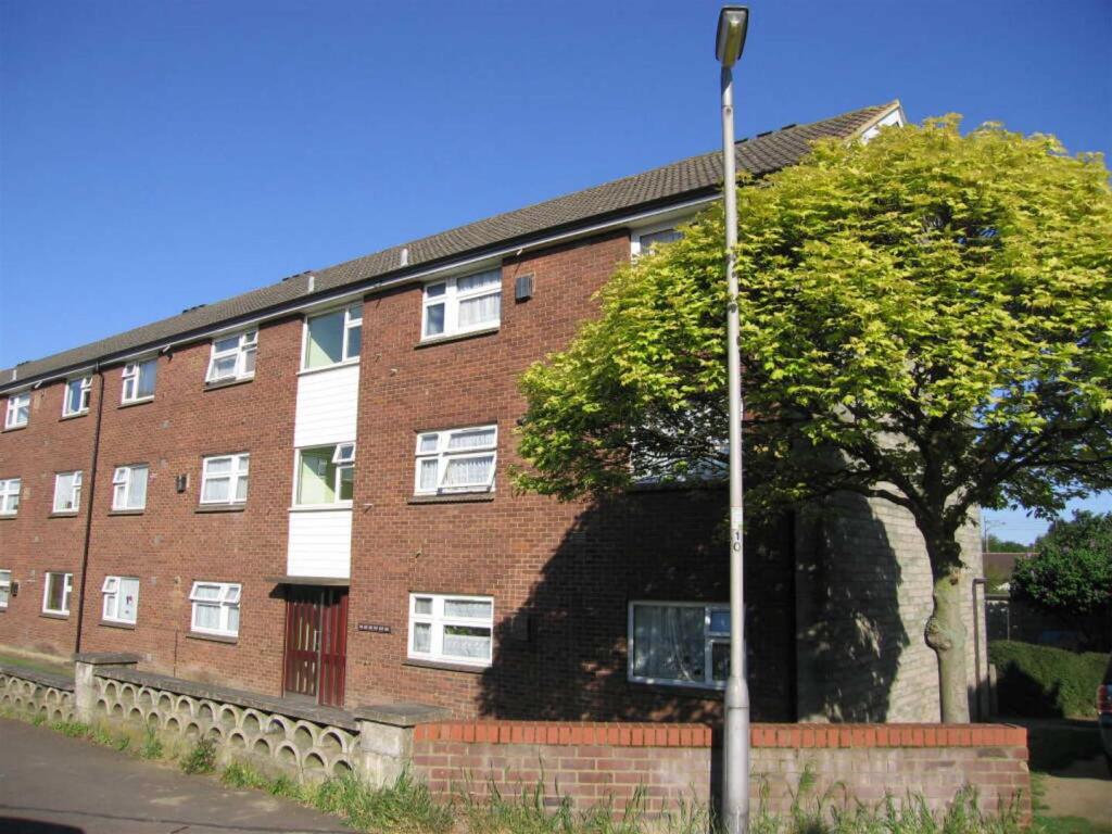 Main image of property: Deanscroft, Knebworth