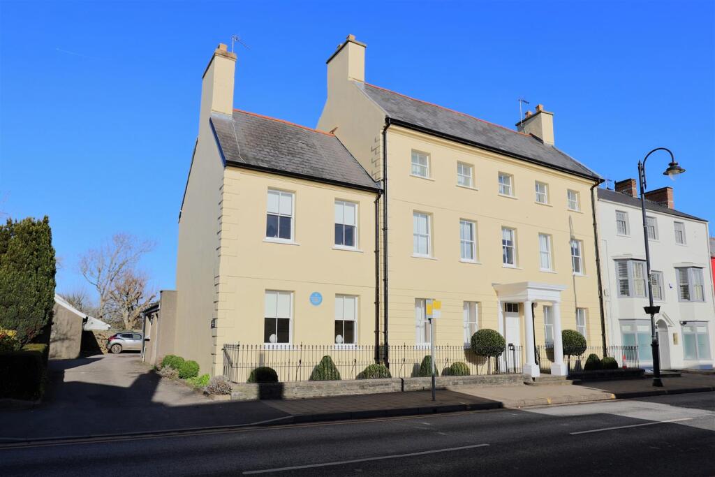 Main image of property: Flat 3 Woodstock House, Cowbridge, CF71 7AF