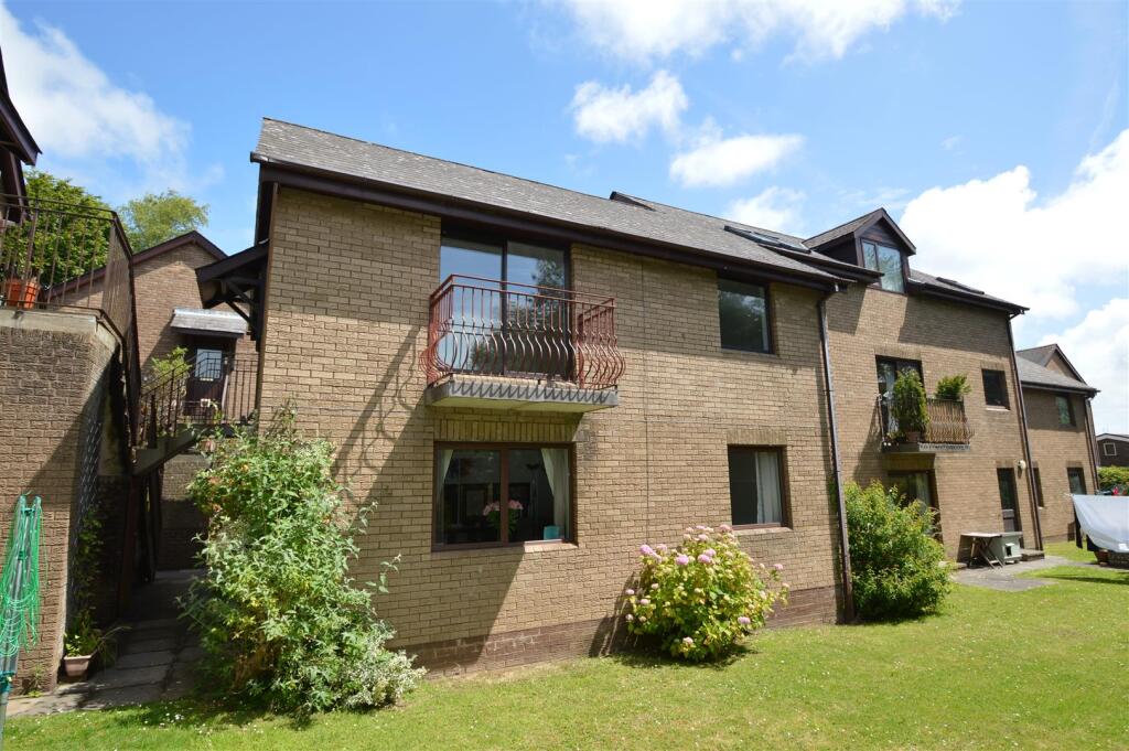 Main image of property: 16 Hopyard Meadow, Cowbridge, Vale of Glamorgan, CF71 7AN