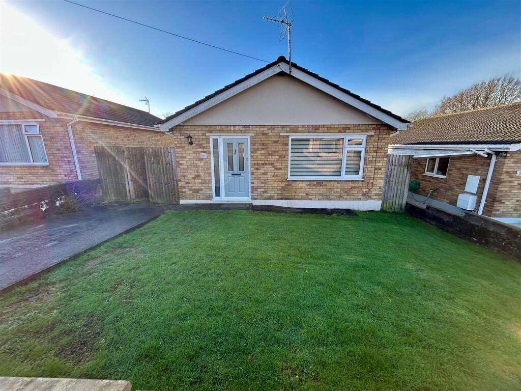 Main image of property: 39 Woodlands Park, Kenfig Hill, Bridgend, CF33 6EB